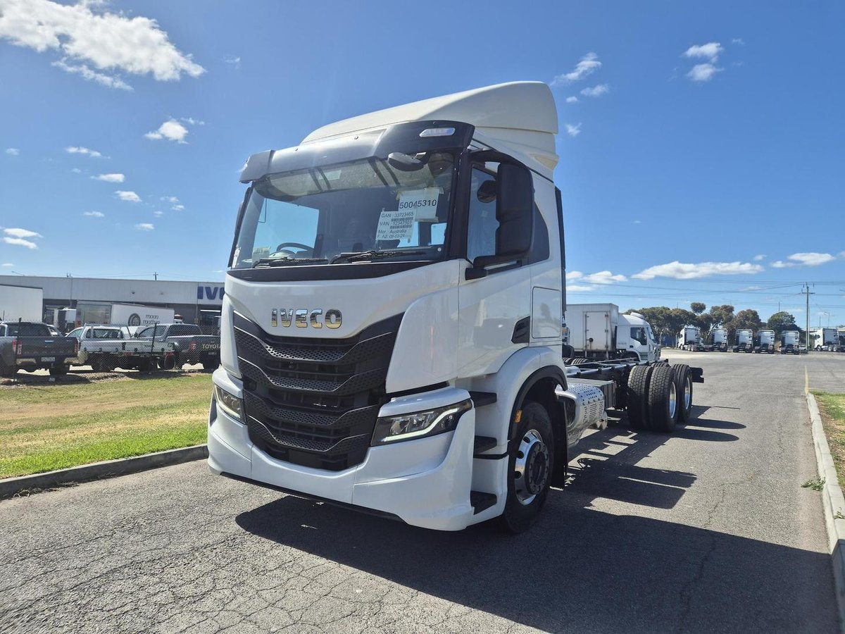 2026 Iveco S-Way AT230 image 8