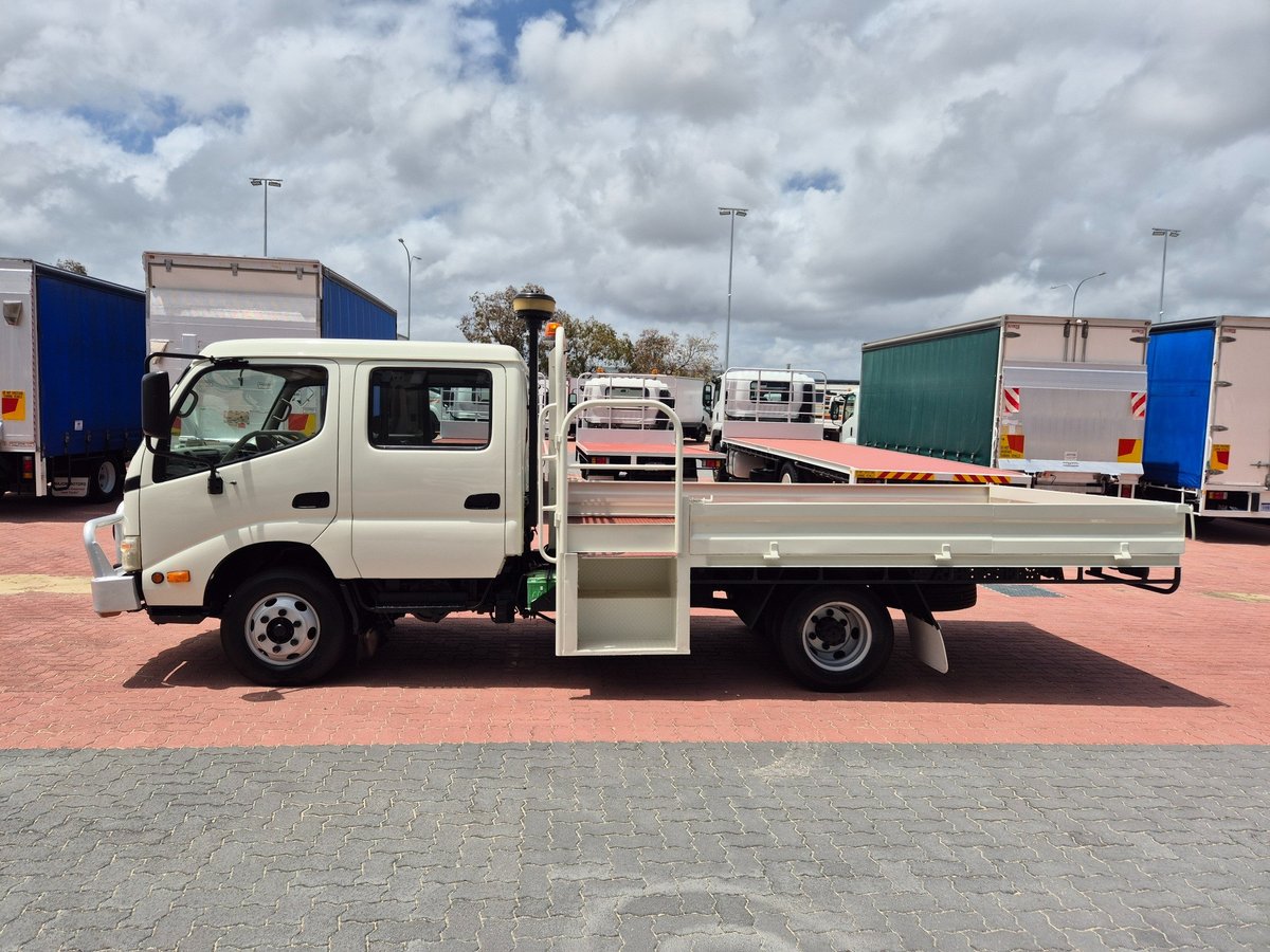 2010 Hino 716 - 300 Series 3 Ton Crew Cab Tray image 10