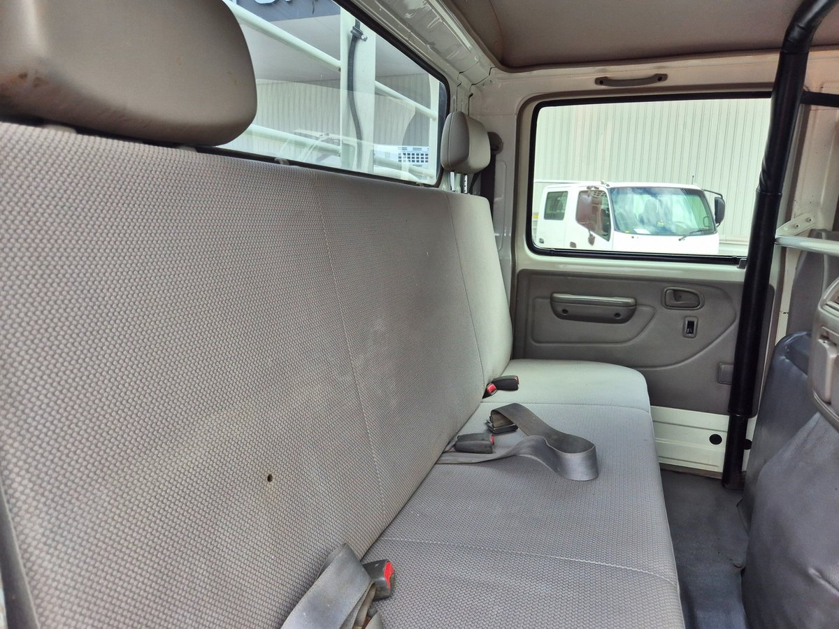 2010 Hino 716 - 300 Series 3 Ton Crew Cab Tray image 11