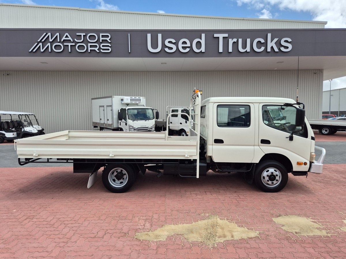 2010 Hino 716 - 300 Series 3 Ton Crew Cab Tray image 12