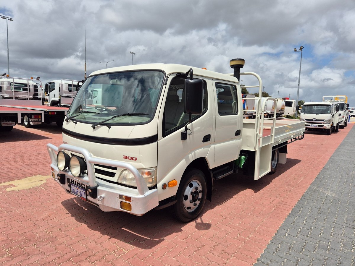 2010 Hino 716 - 300 Series 3 Ton Crew Cab Tray image 14