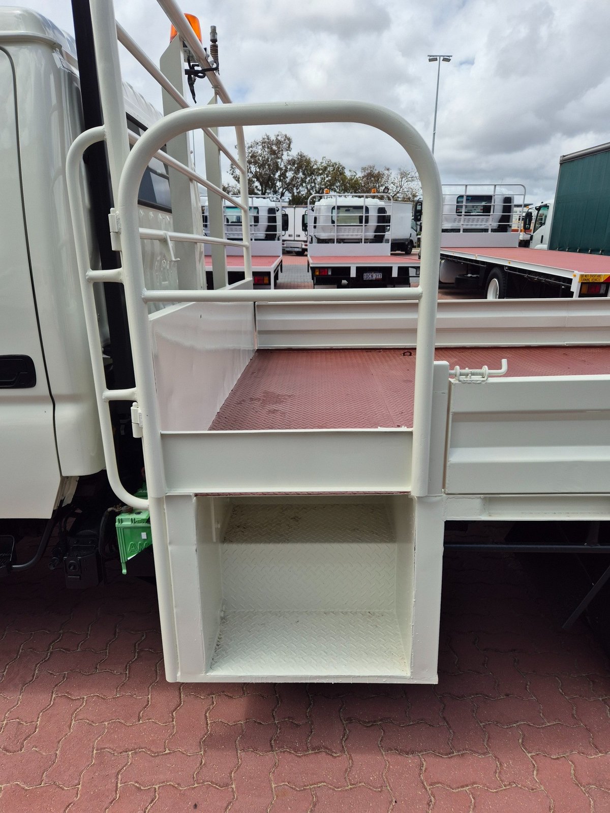 2010 Hino 716 - 300 Series 3 Ton Crew Cab Tray image 15