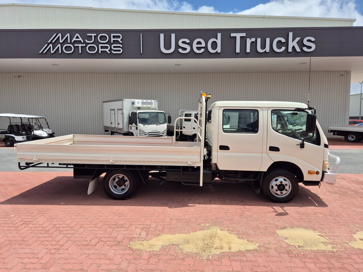 2010 Hino 716 - 300 Series 3 Ton Crew Cab Tray image 17