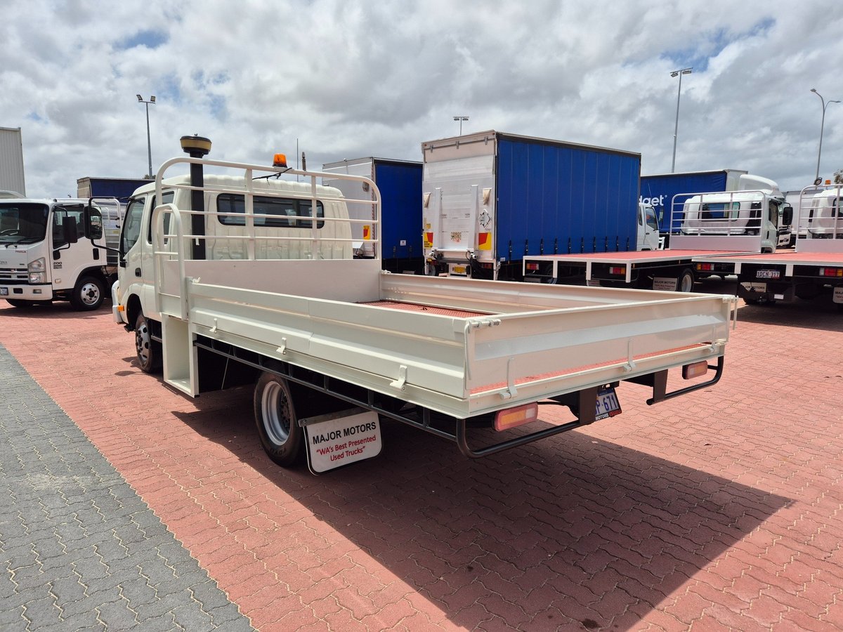 2010 Hino 716 - 300 Series 3 Ton Crew Cab Tray image 18