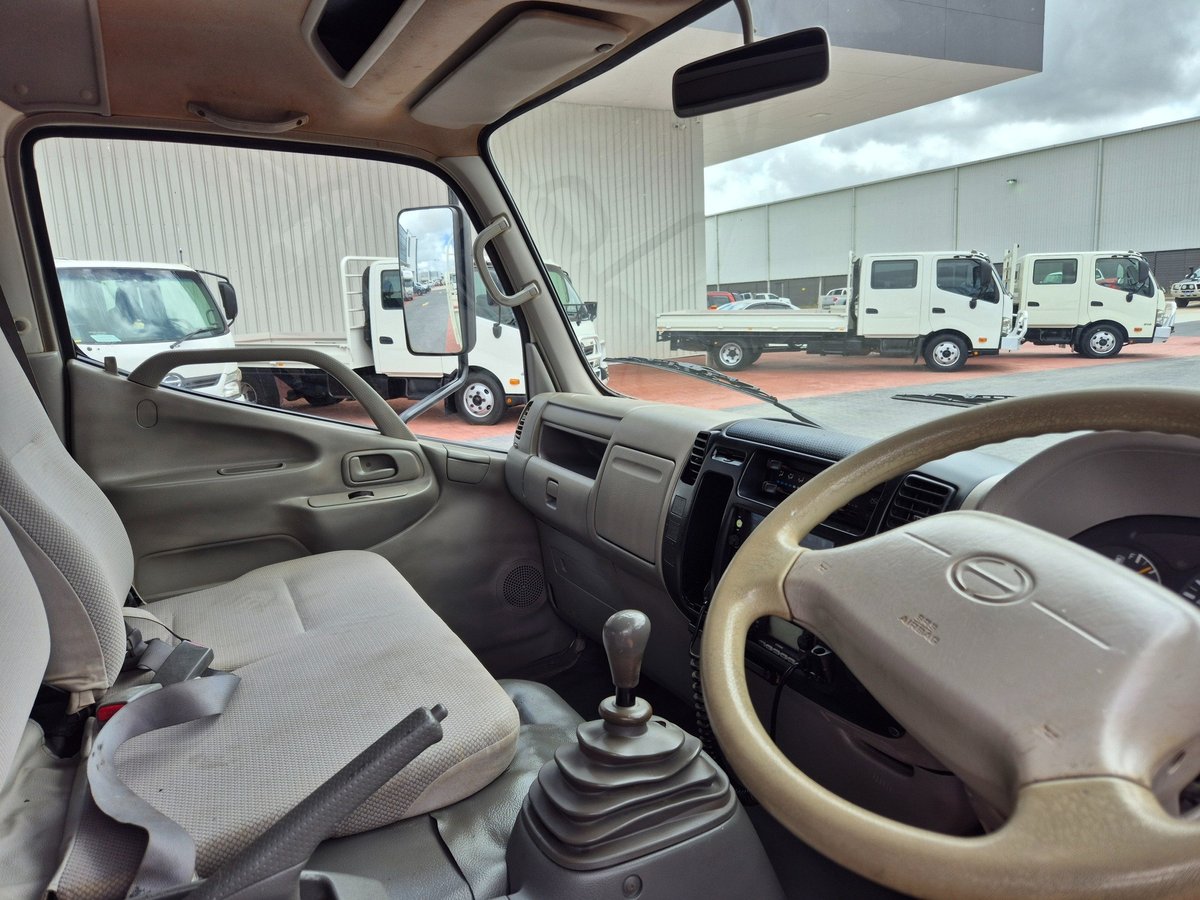 2010 Hino 716 - 300 Series 3 Ton Crew Cab Tray image 3