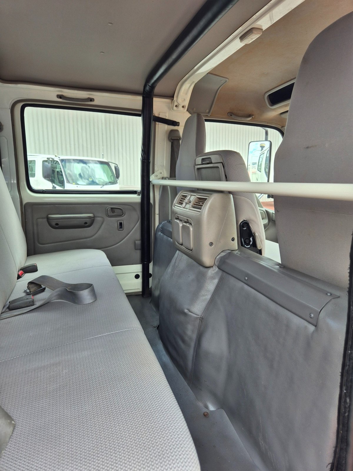 2010 Hino 716 - 300 Series 3 Ton Crew Cab Tray image 4