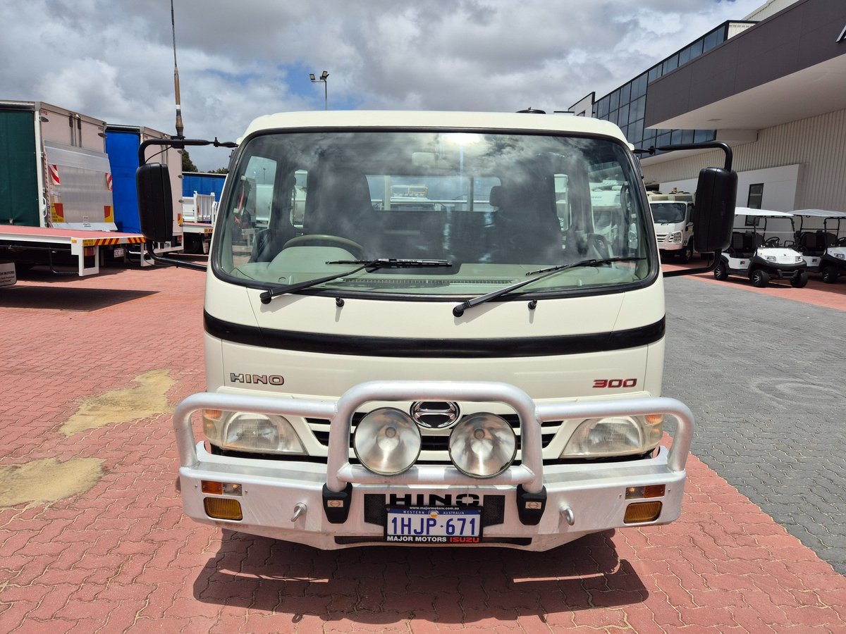 2010 Hino 716 - 300 Series 3 Ton Crew Cab Tray image 6