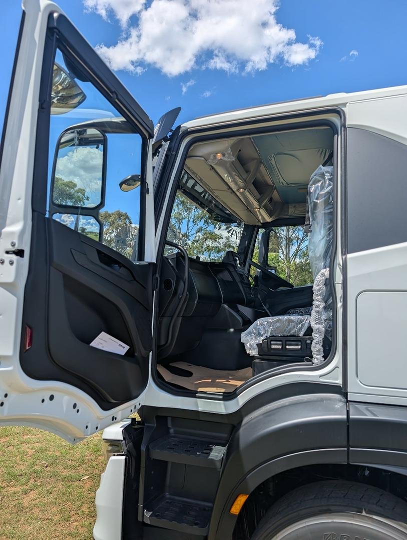 2025 Iveco S-Way AT230 image 13