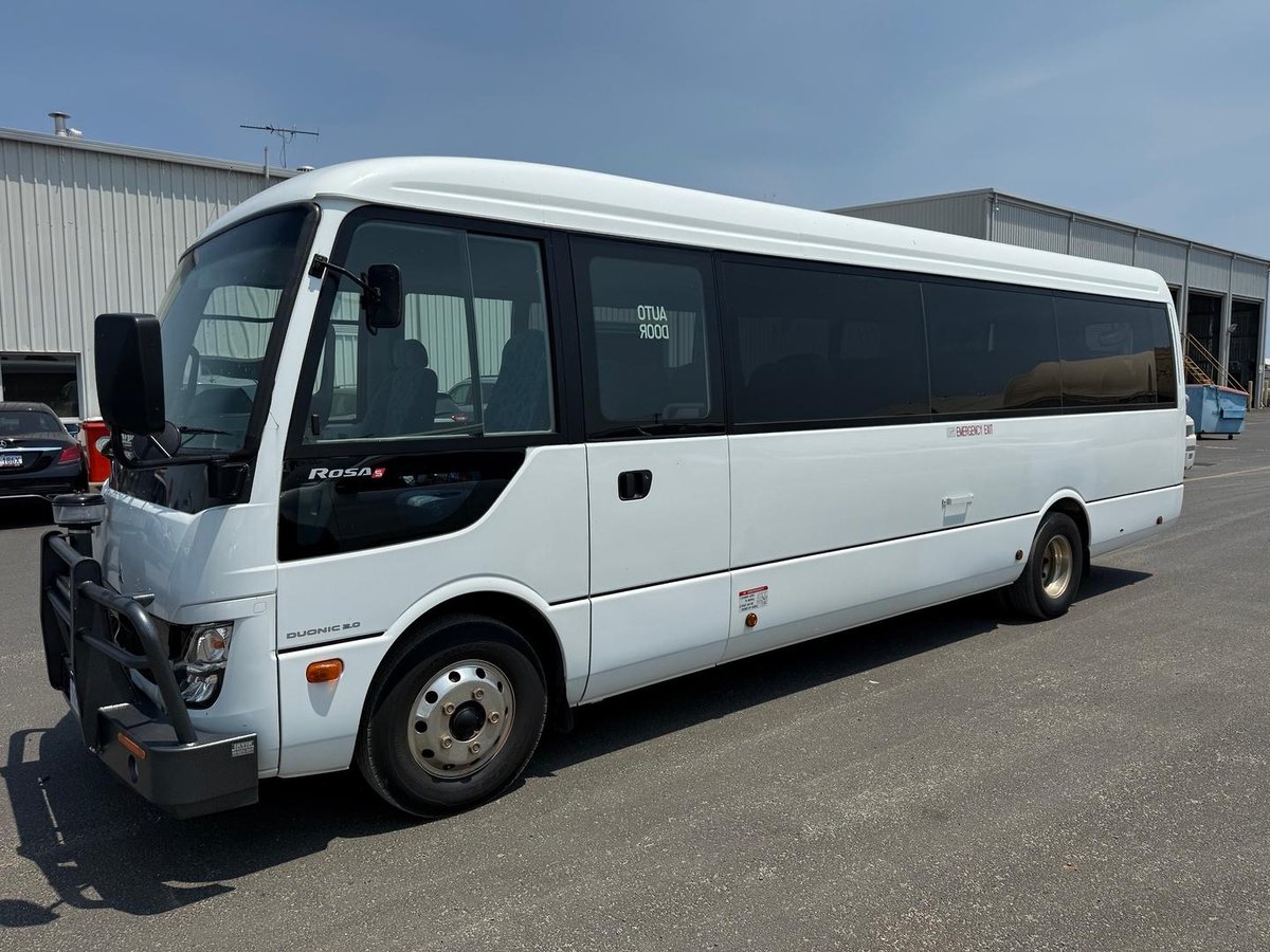 2022 Fuso Rosa Deluxe 25 Seater image 3