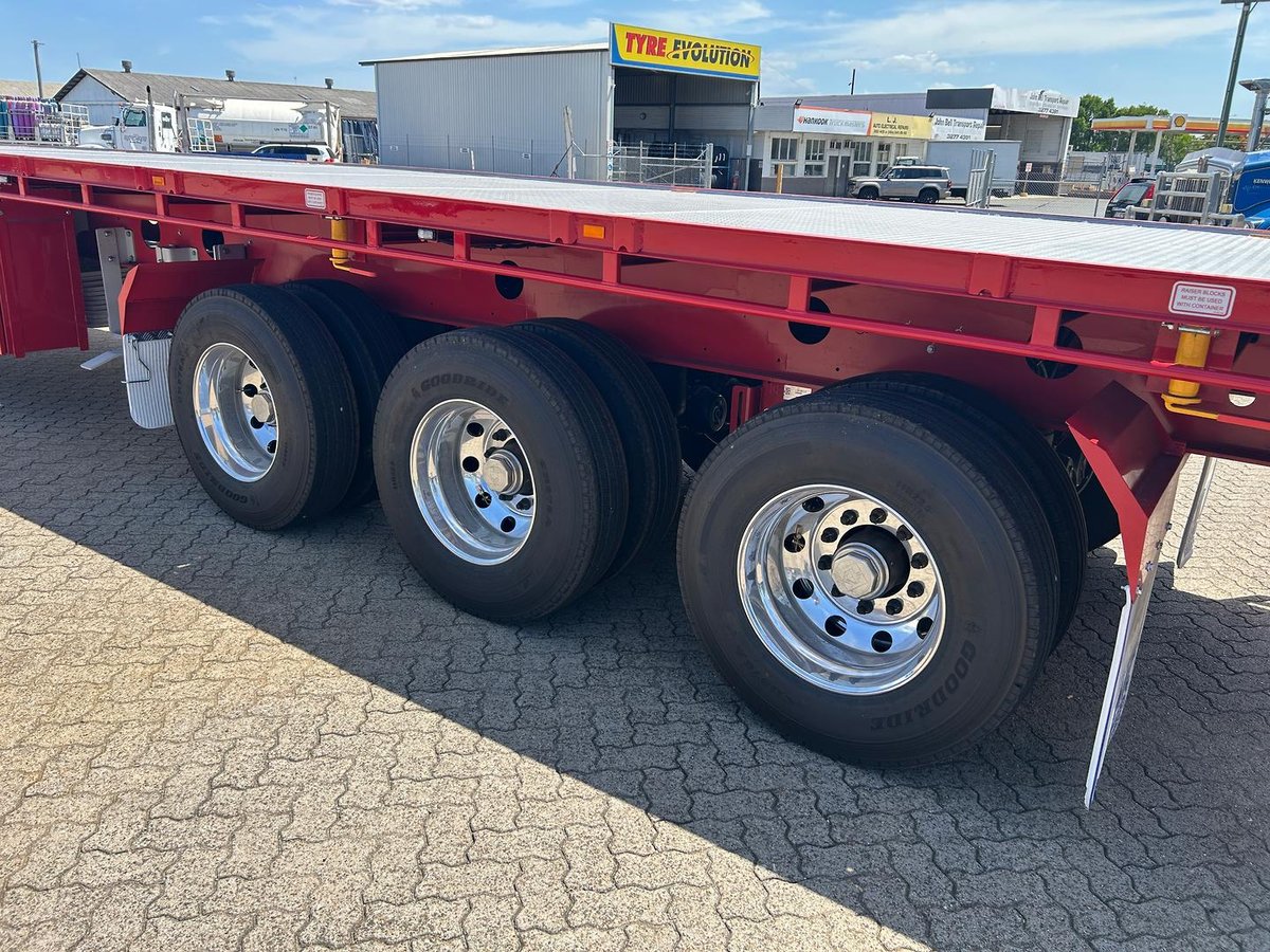 2025 Cimc 45' / 13.7m Flat Top B Trailer, In Brisbane Red image 4