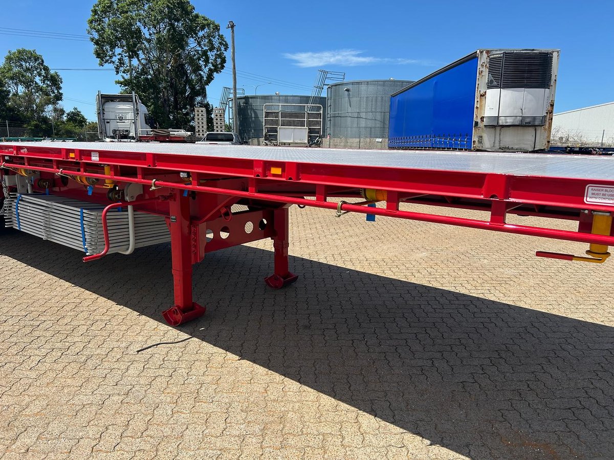2025 Cimc 45' / 13.7m Flat Top B Trailer, In Brisbane Red image 6
