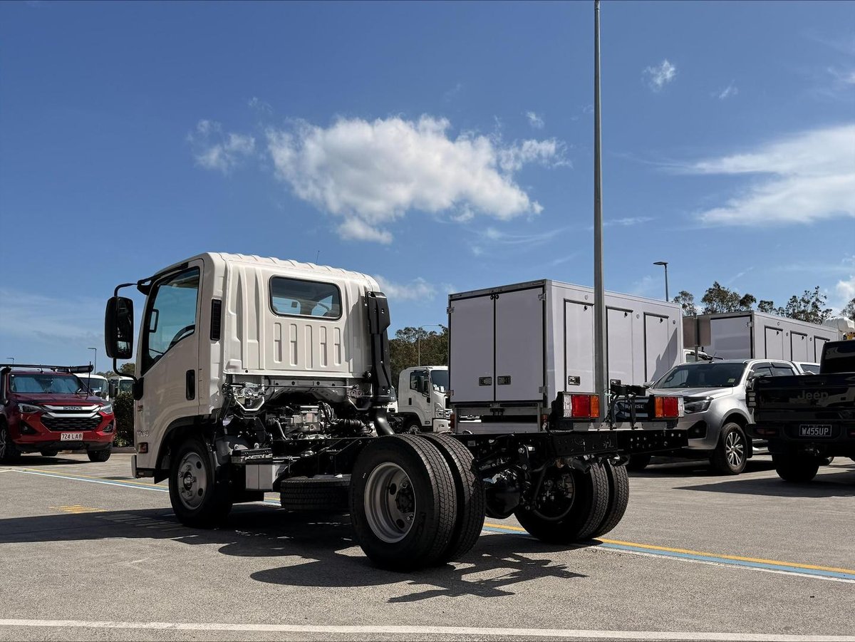 2025 Isuzu N Series image 5
