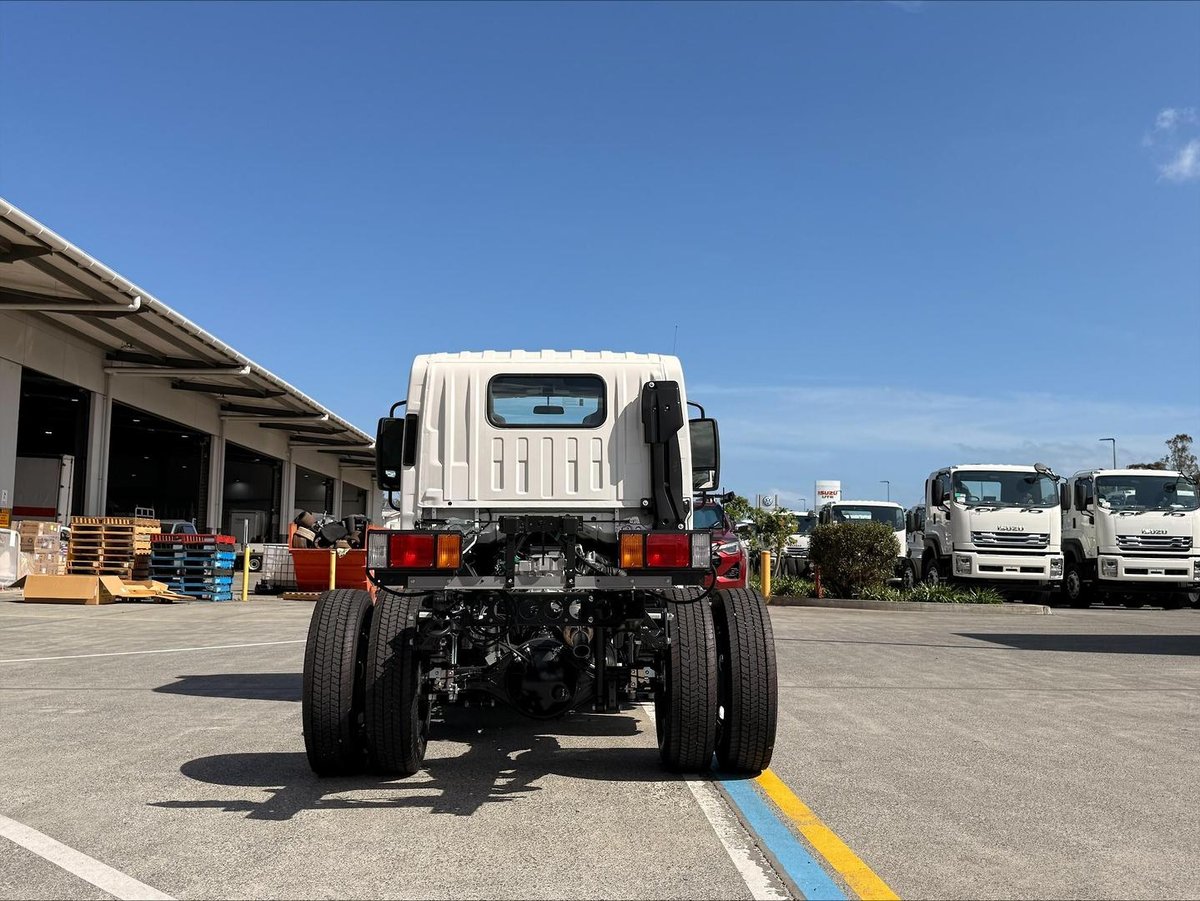2025 Isuzu N Series image 6