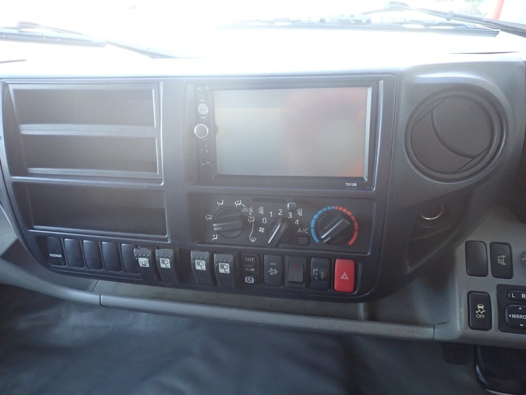 2015 Hino Dutro 917 image 19