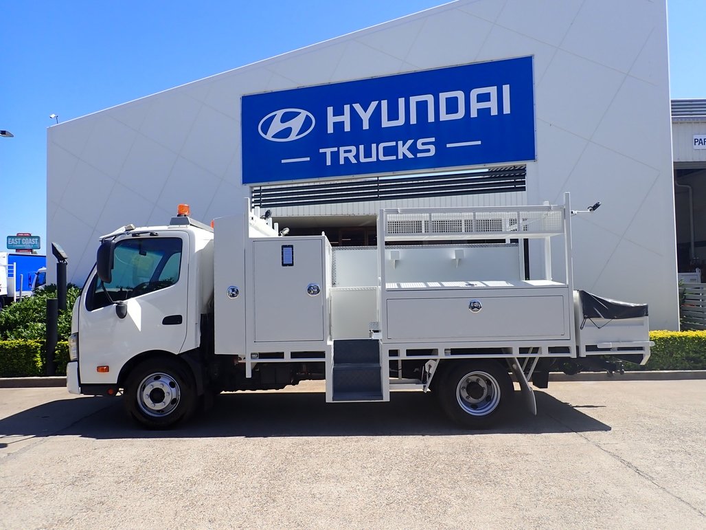 2015 Hino Dutro 917 image 2