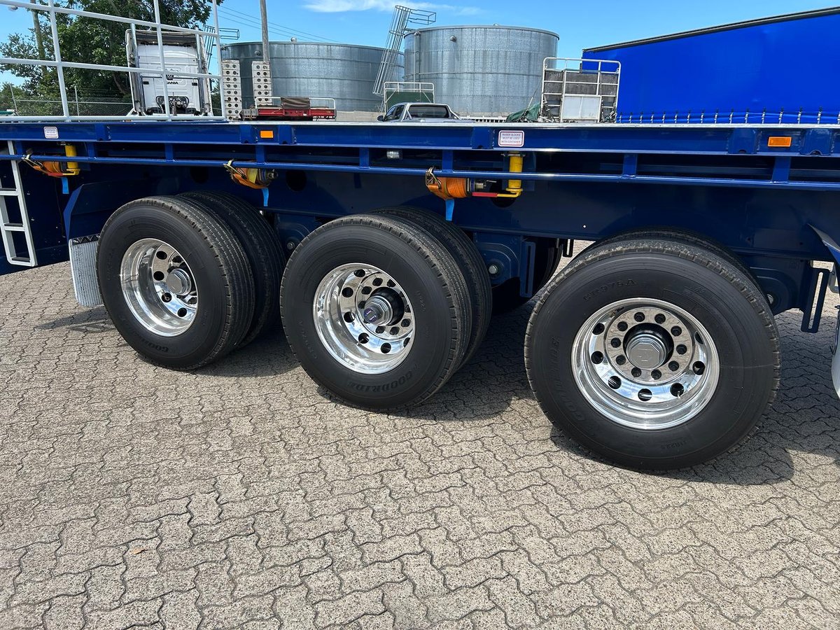 2025 Cimc 45' / 13.7m Flat Top B Trailer, In Brisbane Blue image 4