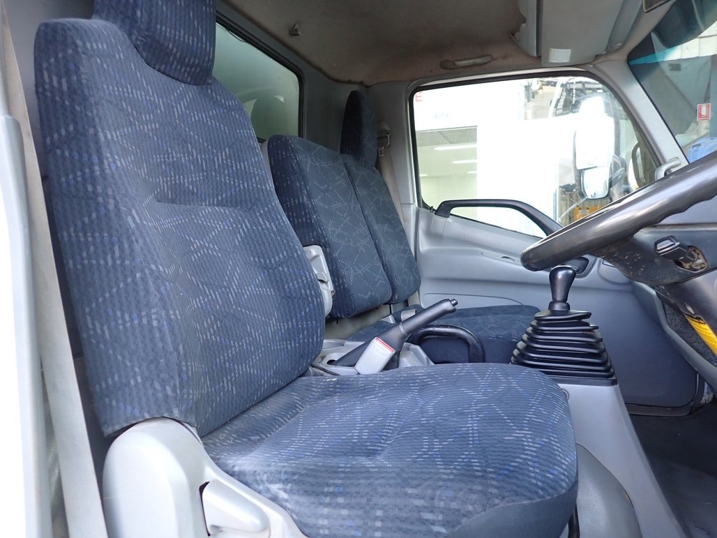 2015 Hino Dutro 300 image 12