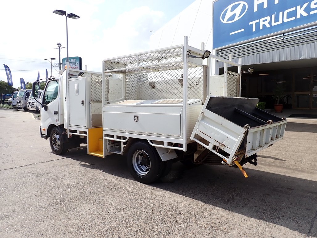2015 Hino Dutro 300 image 3