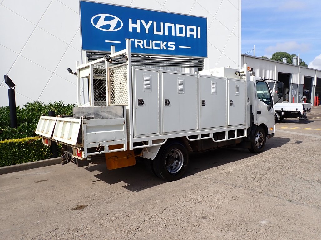 2015 Hino Dutro 300 image 5