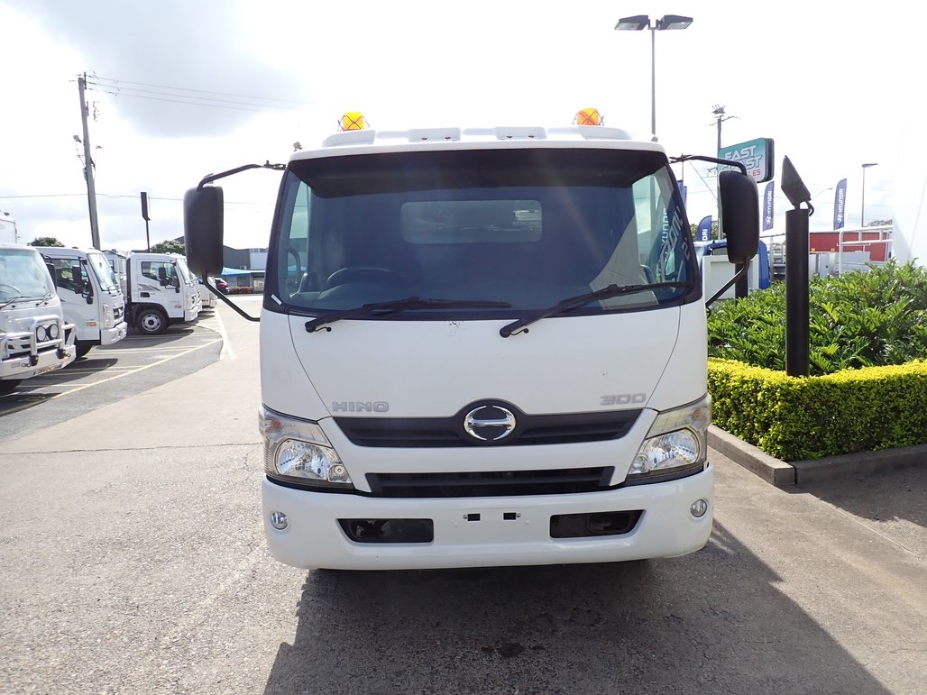 2015 Hino Dutro 300 image 8