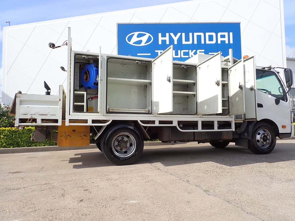 2015 Hino Dutro 300 image 9
