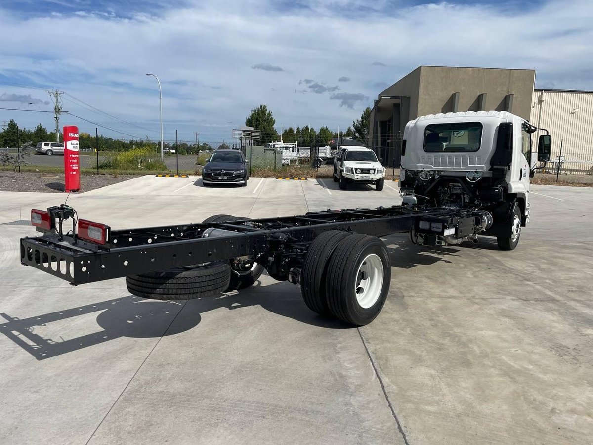 2025 Isuzu F Series image 8
