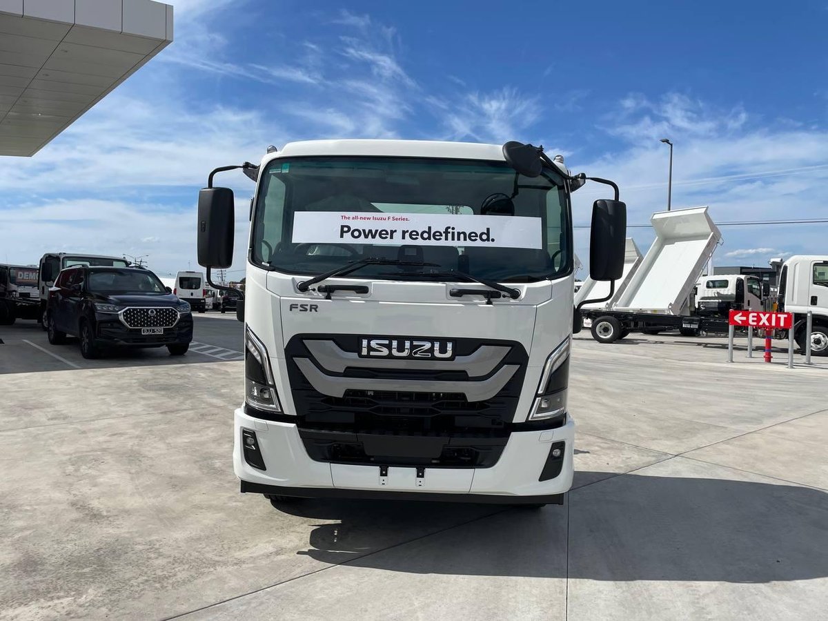 2025 Isuzu F Series image 3