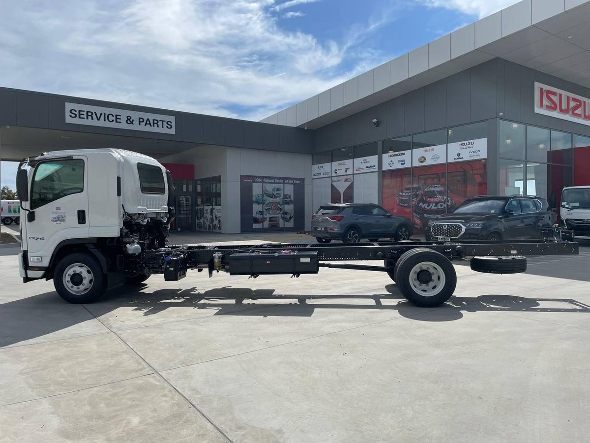 2025 Isuzu F Series image 5