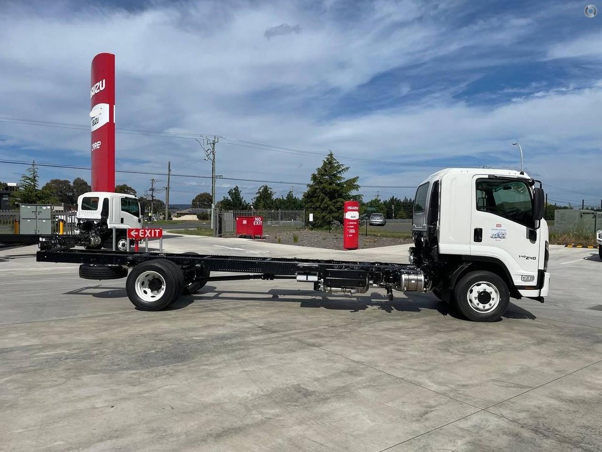 2025 Isuzu F Series image 3