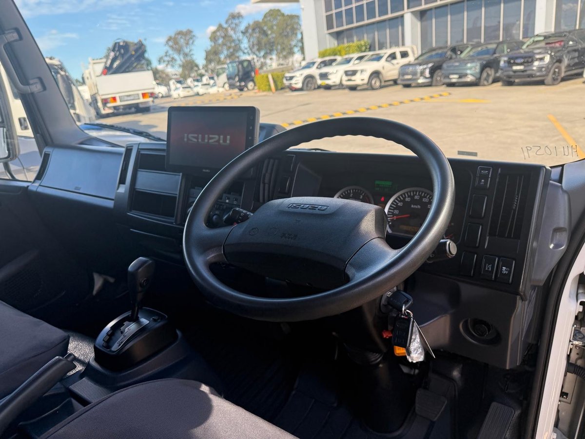 2023 Isuzu N Series NNR 45-150 Vanpack image 11