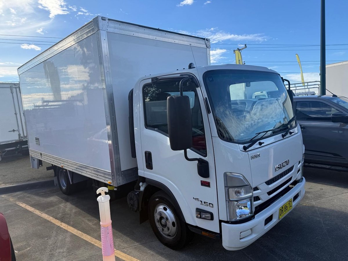 2023 Isuzu N Series NNR 45-150 Vanpack image 15