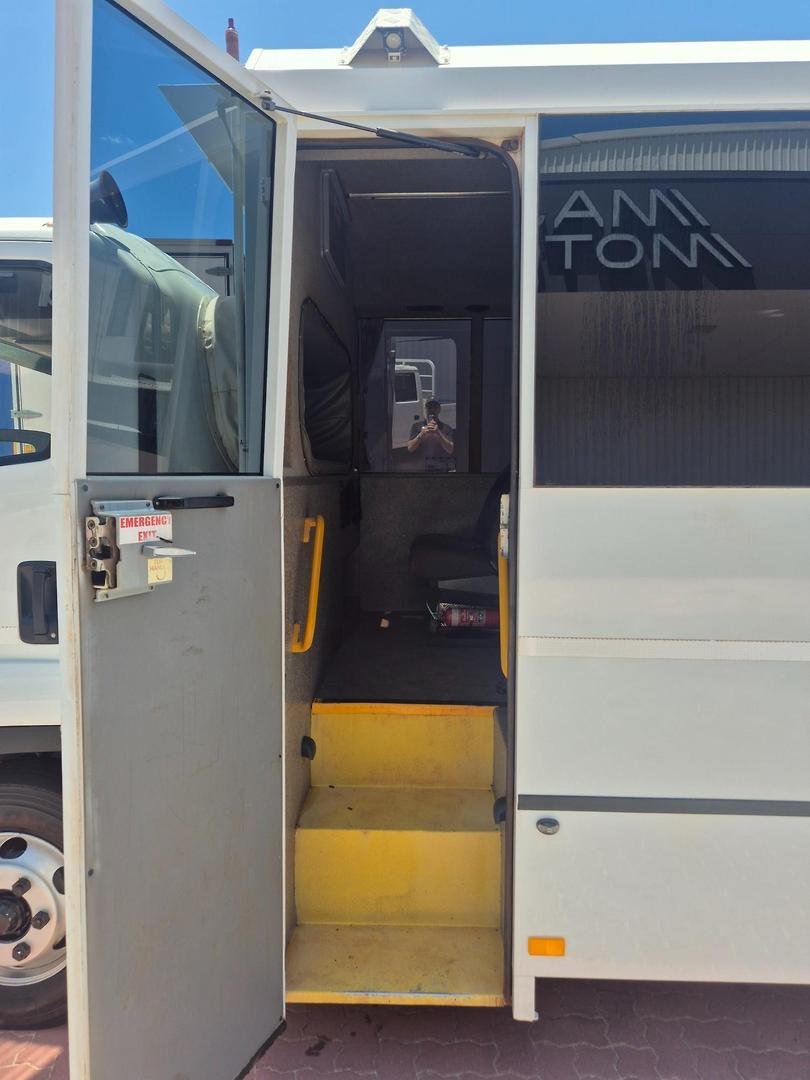 2012 Isuzu Frr500 30 Seat Bus image 21