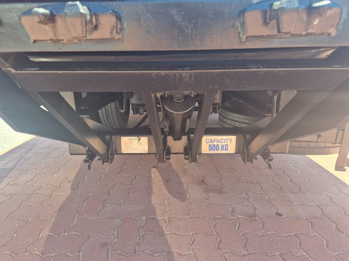 2006 Isuzu Trucks Frd500 6 Ton Tray And Lift image 9