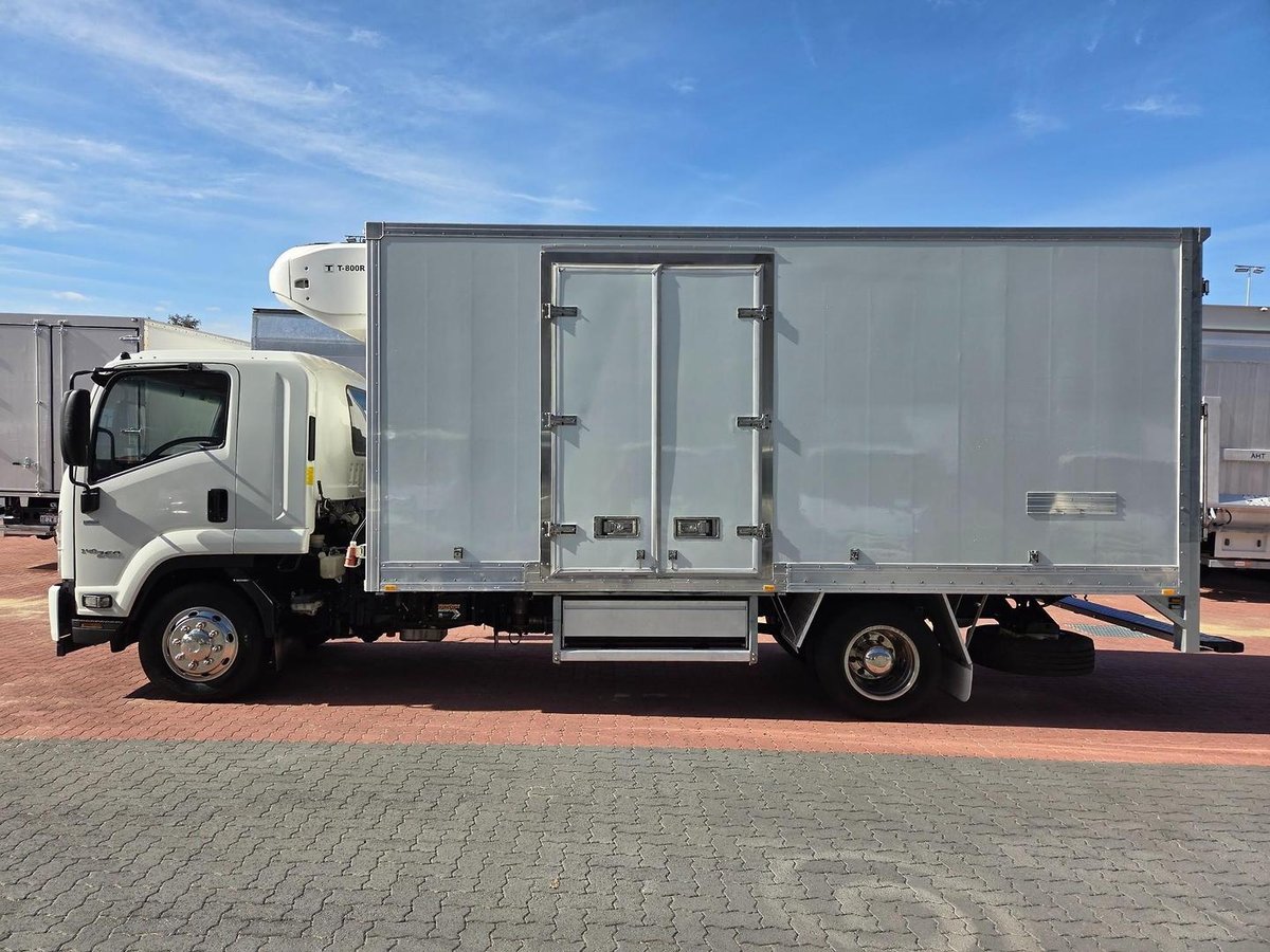 2019 Isuzu Fsd 140/120-260 Auto 8 Pallet Freezer image 12