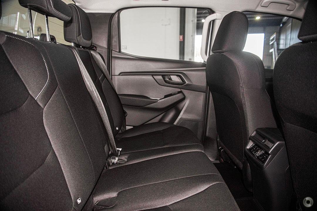 2026 Isuzu D-MAX SX MY25.5 4X4 Dual Range image 8