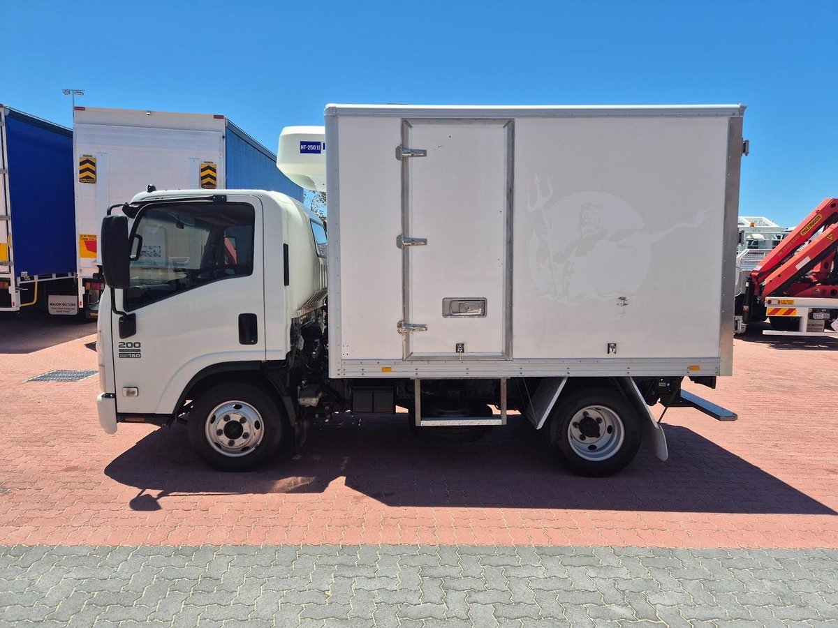 2011 Isuzu Nnr200 Car License 2 Pallet Fridge image 4