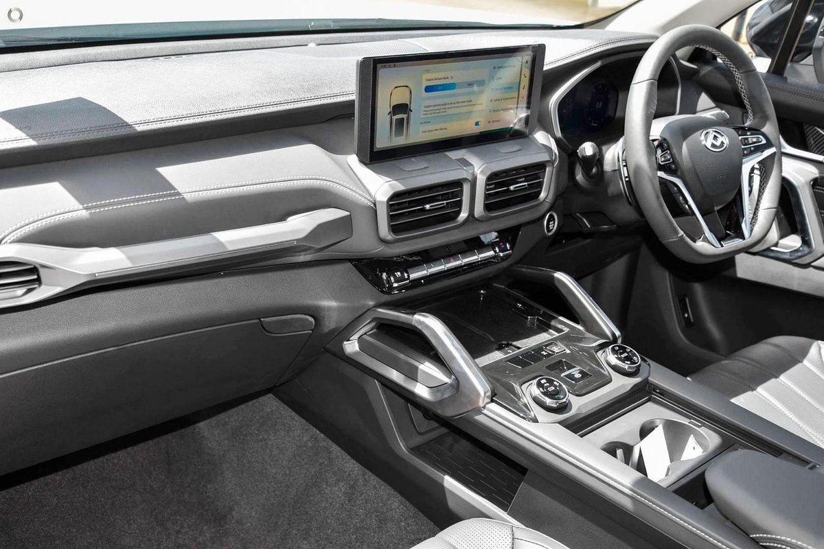 2025 LDV D90 Executive SV9A MY25 4X4 Dual Range image 8