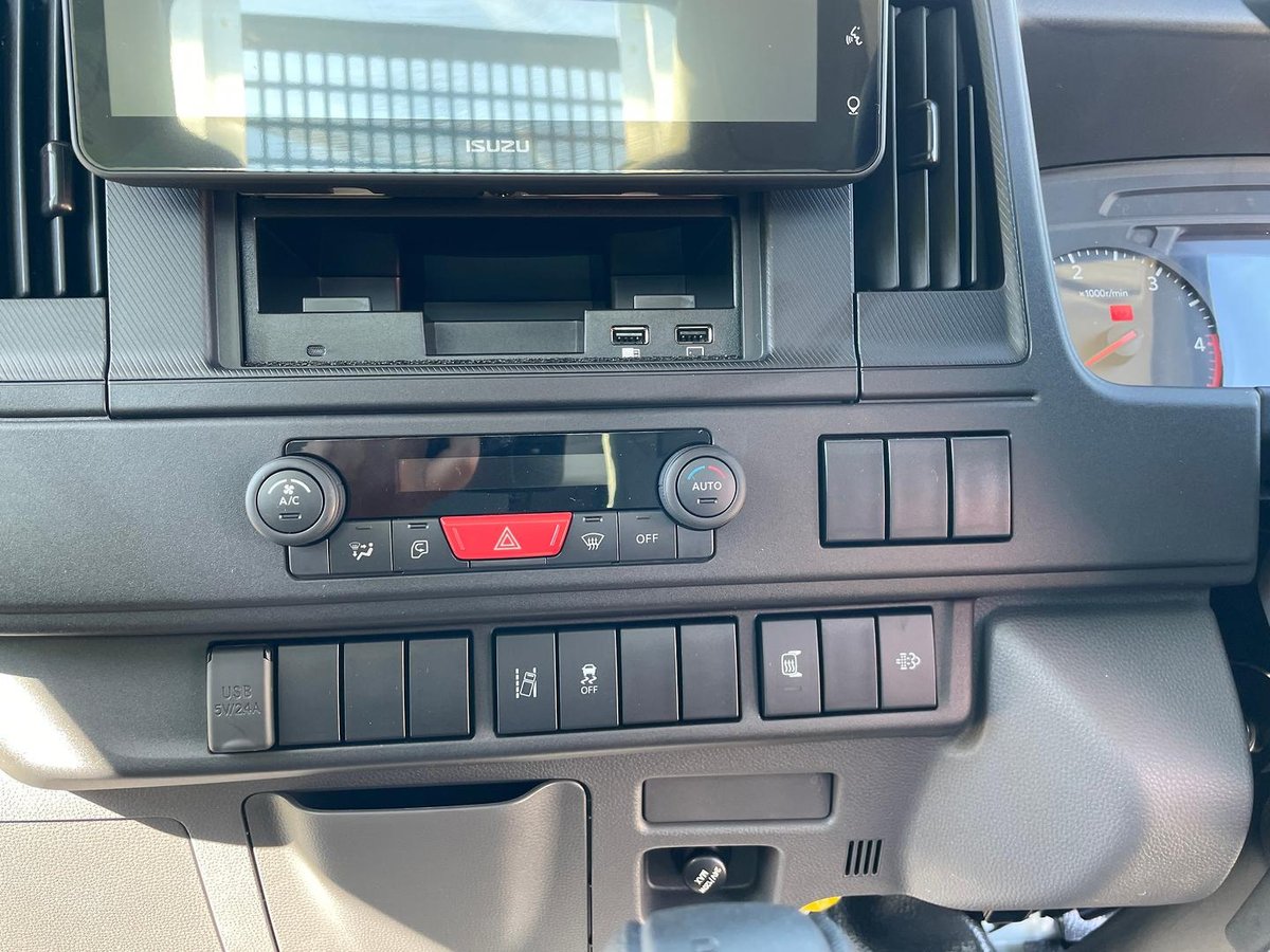 2025 Isuzu Nlr 45-150 image 12