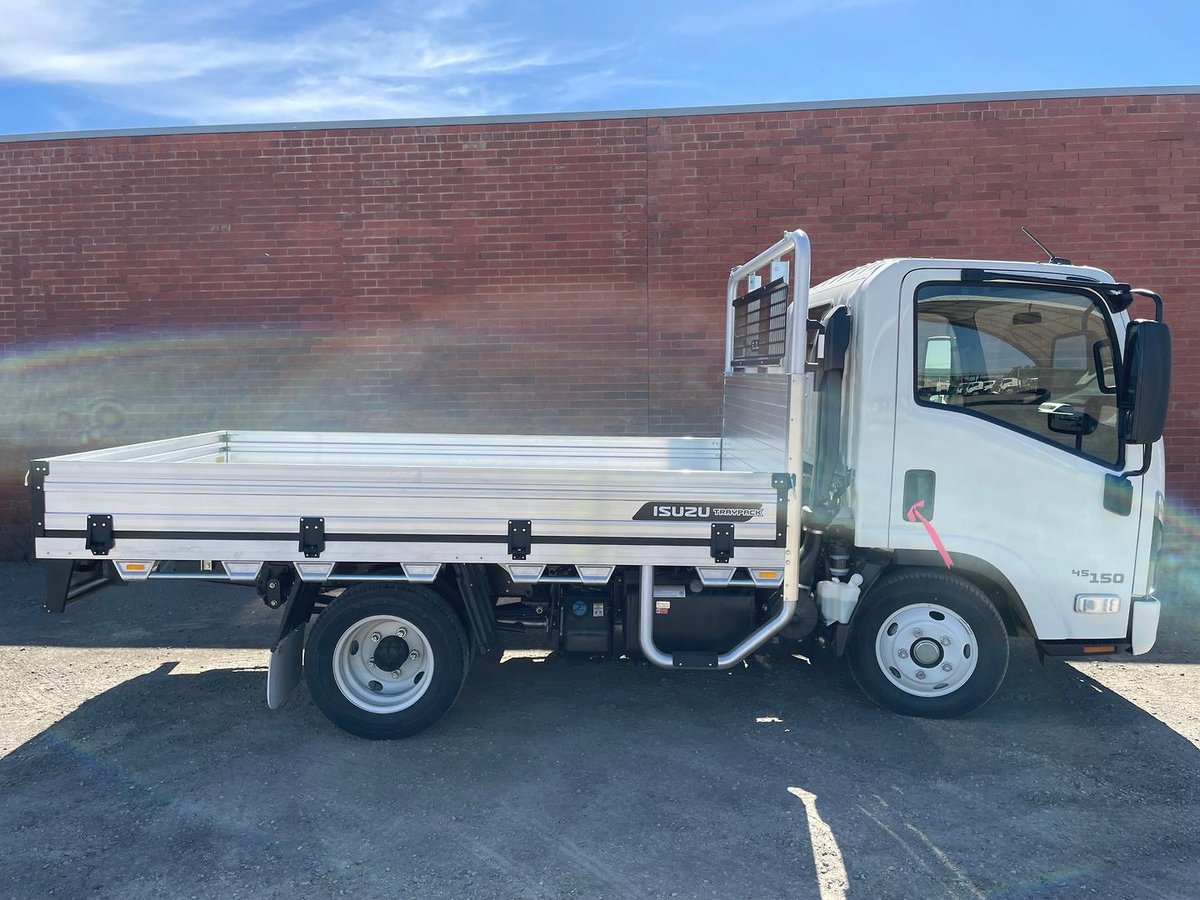 2025 Isuzu Nlr 45-150 image 9