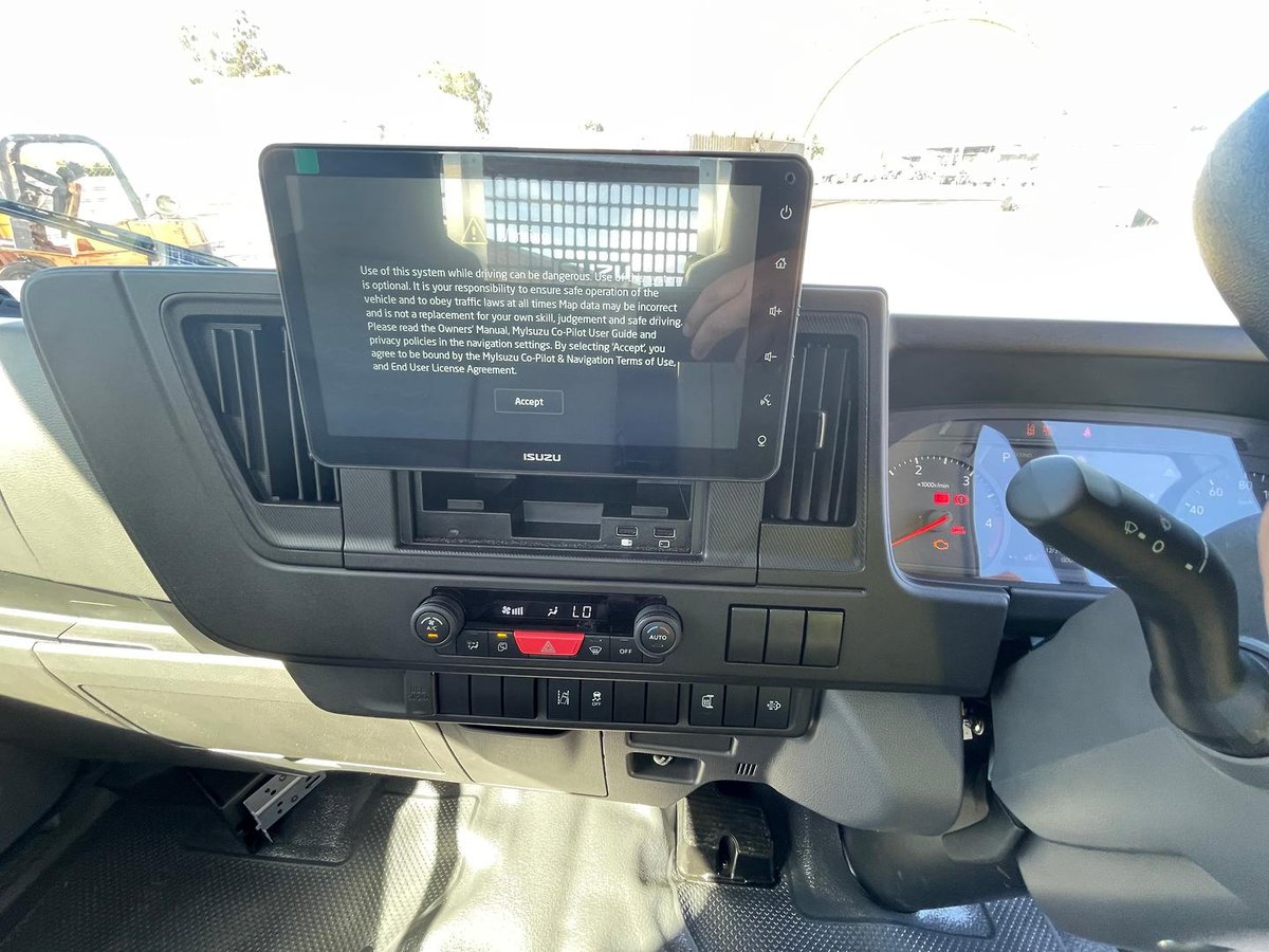 2025 Isuzu Nlr 45-150 image 16