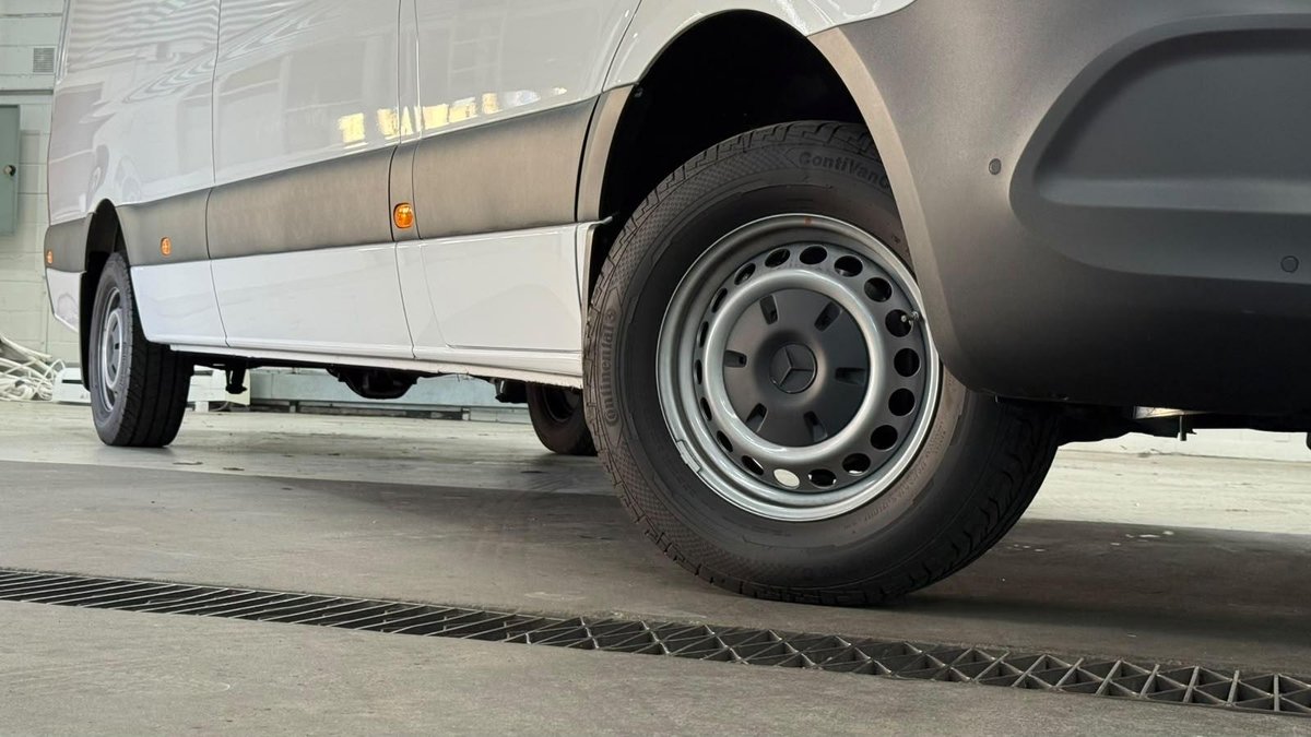 2025 Mercedes-Benz Sprinter image 8
