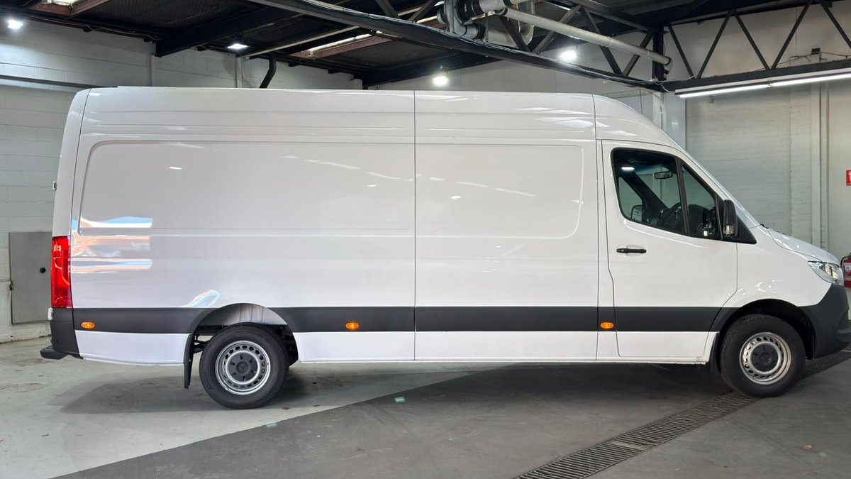 2025 Mercedes-Benz Sprinter image 14