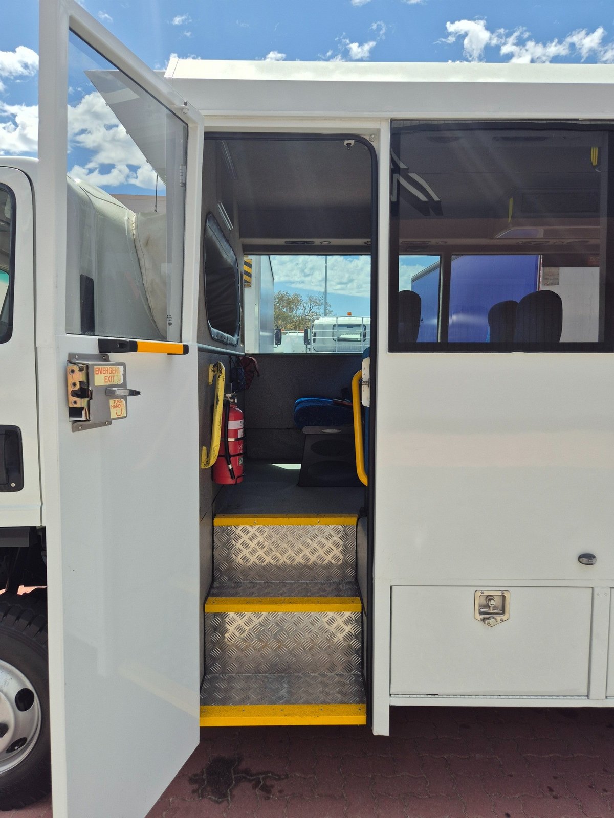 2020 Isuzu Trucks Nps75-155 Amt 4x4 Coach 18 Seat Bus image 14