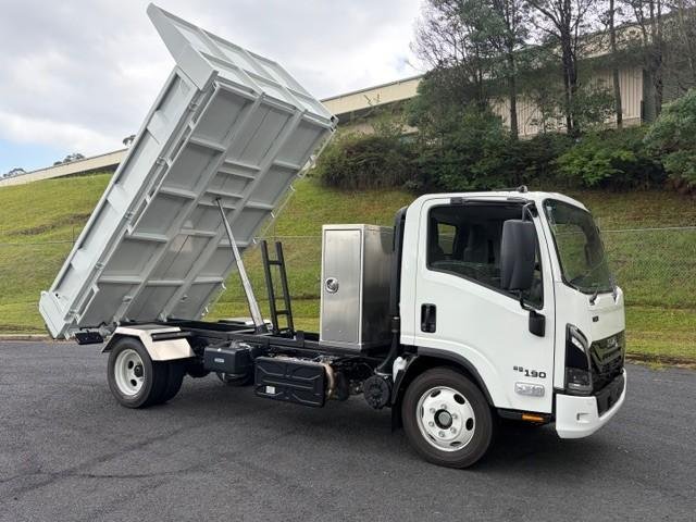 2025 Isuzu Nqr 88/80-190 Am D38 Tipper image 2