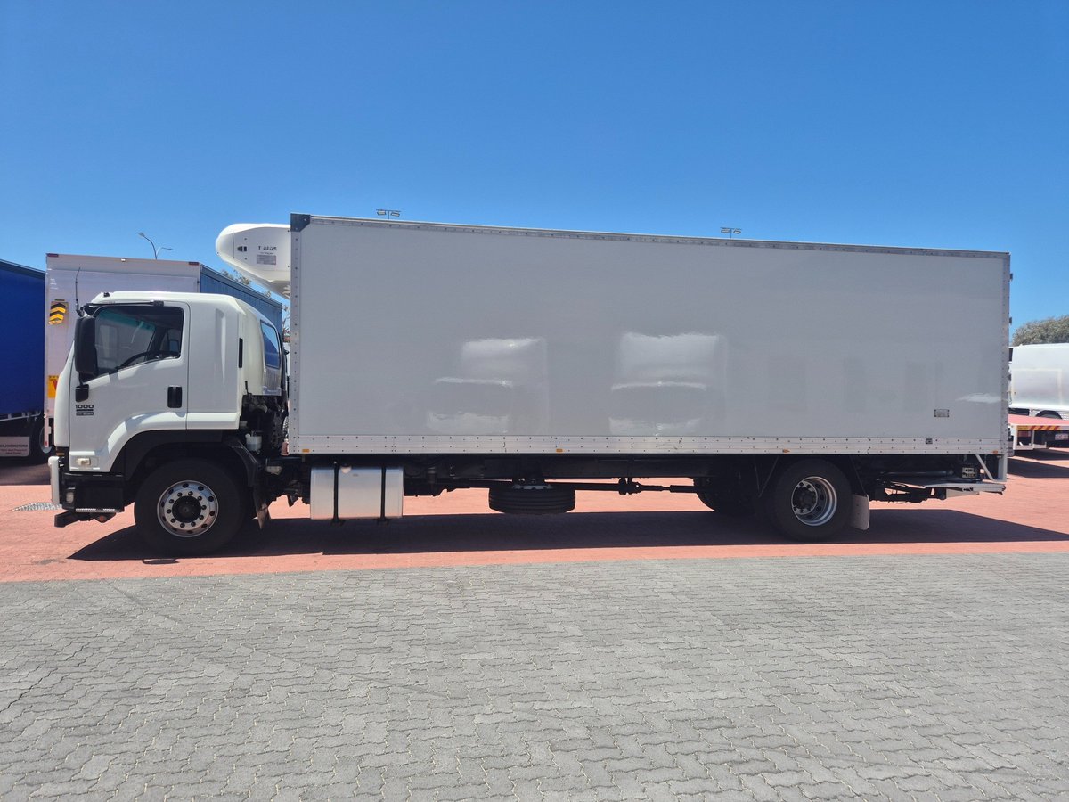 2015 Isuzu Trucks Fvd1000 Auto 50cm3 Van And Lift image 17