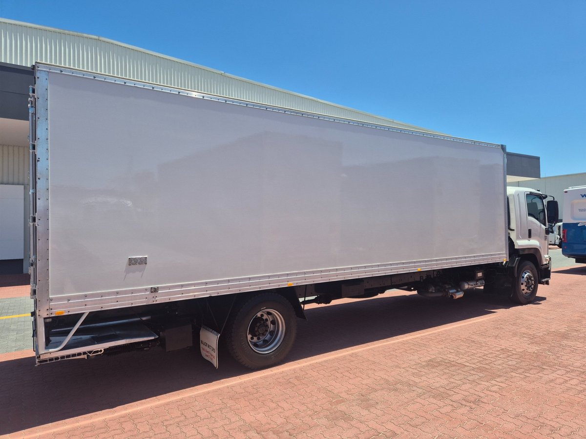 2015 Isuzu Trucks Fvd1000 Auto 50cm3 Van And Lift image 22