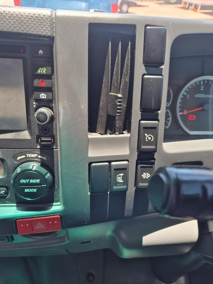 2015 Isuzu Fvd1000 Auto 50Cm3 Van And Lift image 9