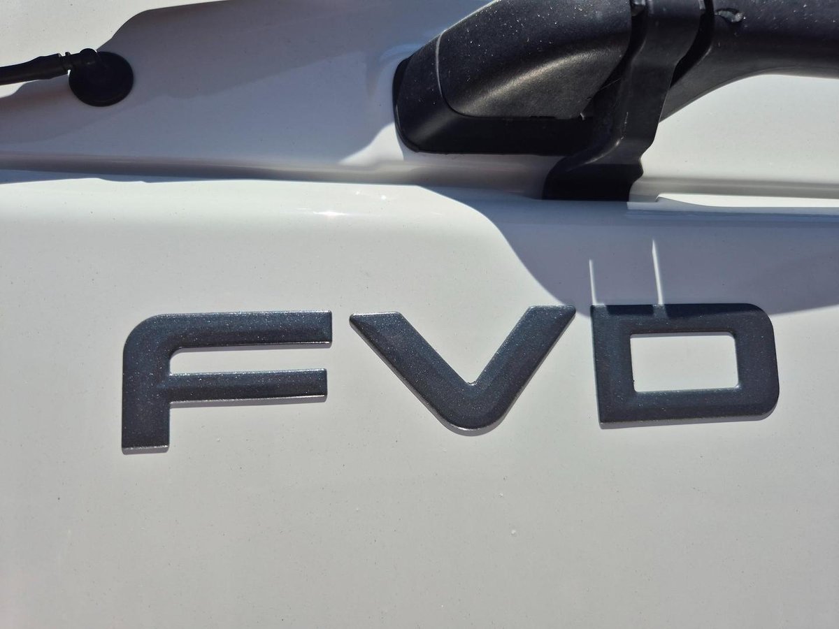 2015 Isuzu Fvd1000 Auto 50Cm3 Van And Lift image 2
