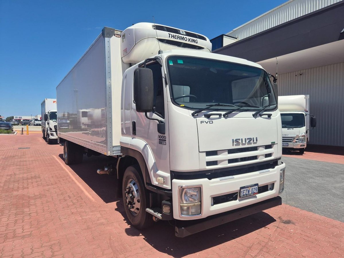 2015 Isuzu Fvd1000 Auto 50Cm3 Van And Lift image 21