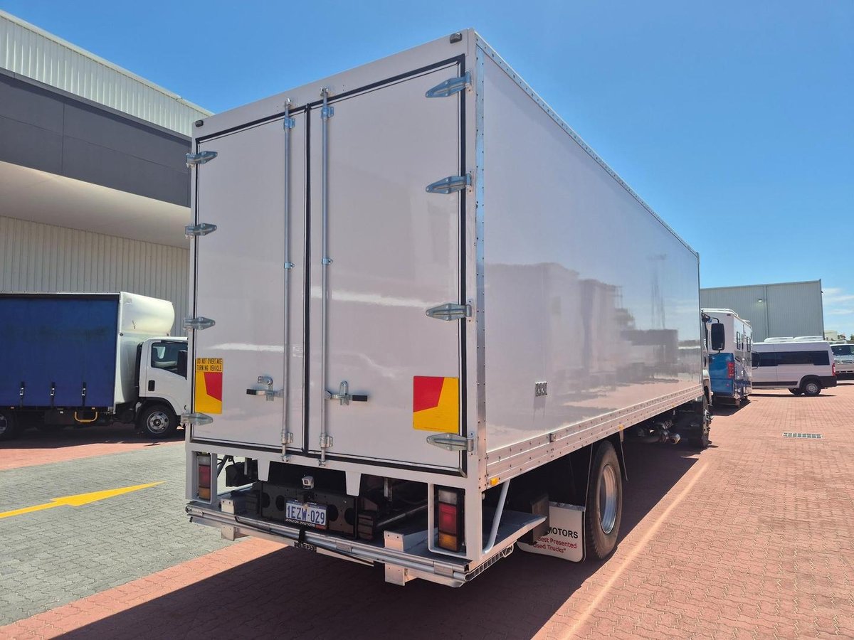 2015 Isuzu Fvd1000 Auto 50Cm3 Van And Lift image 23